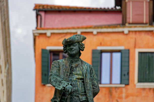 altstadt der stadt venedig mit nahaufnahme der bronzestatue von carlo goldoni auf dem bartolomeo-platz an einem blauen, bewölkten sommertag. - carlo goldoni stock-fotos und bilder