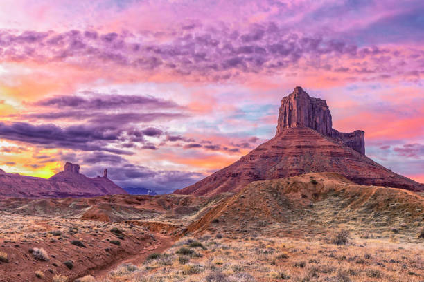 moab arches und canyonlands - canyonlands national park utah mesa arch natural arch stock-fotos und bilder