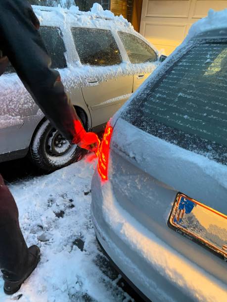 homem limpando neve de um carro - rear view winter blizzard nordic countries - fotografias e filmes do acervo