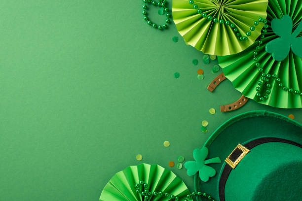 Captivating Saint Patrick's Day top view composition: leprechaun's hat, lucky horseshoe, festive fans, trefoils, confetti, beads necklace set on lively green backdrop, offering space for text or promo composición cautivadora de la vista superior del día de san patricio: sombrero de duende, herradura de la suerte, abanicos festivos, tréboles, confeti, collar de cuentas sobre un fondo verde vivo, que ofrece espacio para texto o promoción
