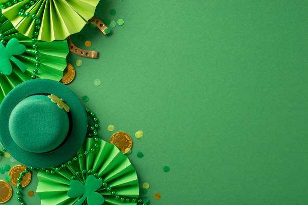 Vibrant Saint Patrick's Day setup: top view leprechaun's hat, lucky horseshoe, coins, animated fans, shamrocks, confetti, beads arranged on lively green background, providing open canvas for message configuración vibrante del día de san patricio: vista superior sombrero de duende, herradura de la suerte, monedas, abanicos animados, tréboles, confeti, cuentas dispuestas sobre fondo verde vivo, proporcionando lienzo abierto para el mensaje