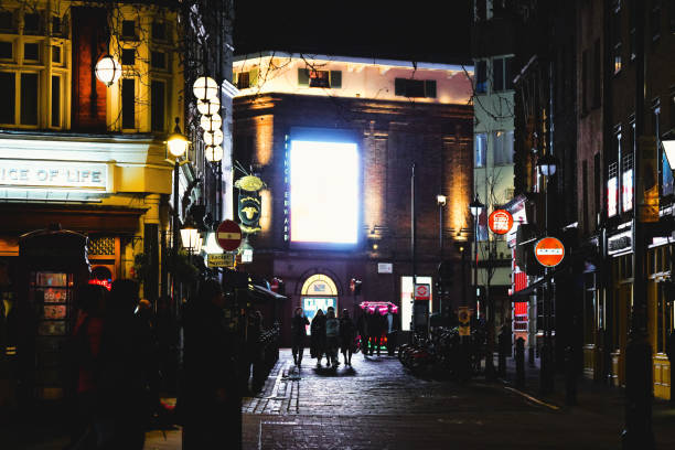 london soho theatre district, moor street na grande londres w1, inglaterra, reino unido, grã-bretanha - greater london fotos - fotografias e filmes do acervo