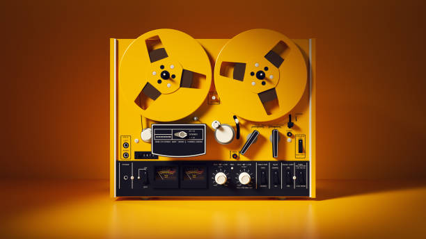 vintage bobina a bobina audio analogico registratore a nastro tecnologia attrezzatura giallo arancione oggetto - northern europe audio foto e immagini stock