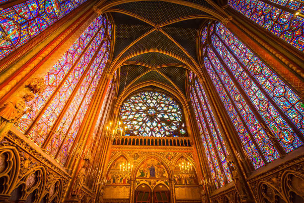 stained glass windows of saint chapelle - church close up paris france gothic style imagens e fotografias de stock