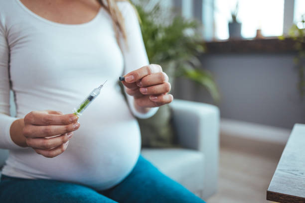 mujer embarazada con jeringa. - diabetes insulin human fertility injecting fotografías e imágenes de stock