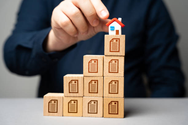 Bureaucratic work for buying or building a house. Building permits and zoning regulations apply to new construction. Contracts and agreements formalize property transactions. Legal requirements trabajo burocrático para comprar o construir una casa. los permisos de construcción y las regulaciones de zonificación se aplican a las nuevas construcciones. los contratos y acuerdos formalizan las transacciones inmobiliarias. requisitos legales