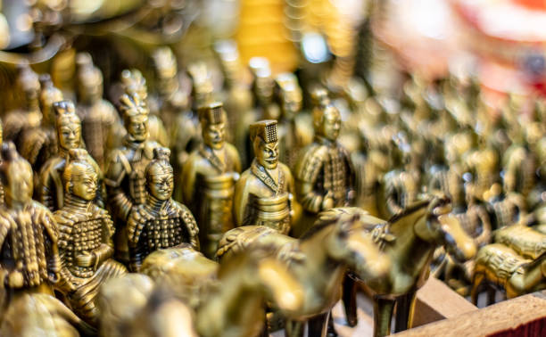 秦の始皇帝陵風景区で販売されている兵馬俑と馬のお土産 - horse terracotta soldiers china terracotta ストックフォトと画像