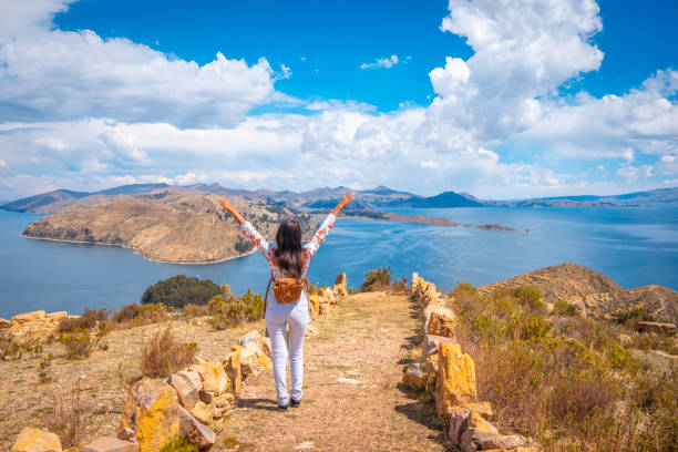 mujer latina que viaja a la isla del sol en el lago titicaca en verano - bolivia copacabana bolivian ethnicity lake titicaca fotografías e imágenes de stock