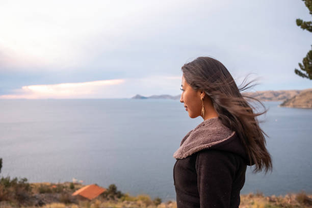 mujer latina relajada y tranquila mirando y disfrutando del lago titicaca en copacabana - bolivia copacabana bolivian ethnicity lake titicaca fotografías e imágenes de stock