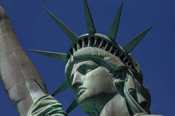 magnifique photo de la statue de la liberté de la grosse pomme et de new york (usa). - statue apple roman sculpture photos et images de collection