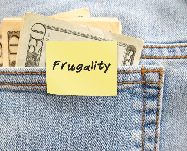 Money in jeans pocket with handwritten note FRUGALITY, latest trend In Work-Life Balance - accepting lower pay for less-demanding job - Living more frugally to leave stressful job dinero en el bolsillo de los vaqueros con nota manuscrita frugalidad, última tendencia en el equilibrio entre el trabajo y la vida personal: aceptar un salario más bajo por un trabajo menos exigente - vivir más frugalmente para dejar el trabajo estresan