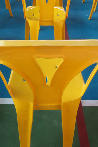 タイ・バンコクの体育館に設置された黄色いプラスチック製の椅子。 - school gymnasium plastic furniture event ストックフォトと画像