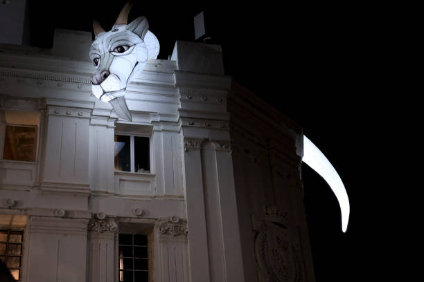 façade du théâtre principal de saragosse ornée d’un dragon lumineux la nuit - commercial sign illuminated urban scene outdoors photos et images de collection