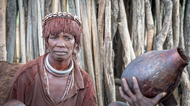 woman from the tribe of hamar, ethiopia - hamer woman imagens e fotografias de stock