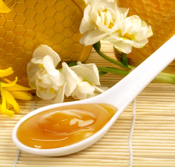 istock Manuka Honey in a Spoon 1906691412