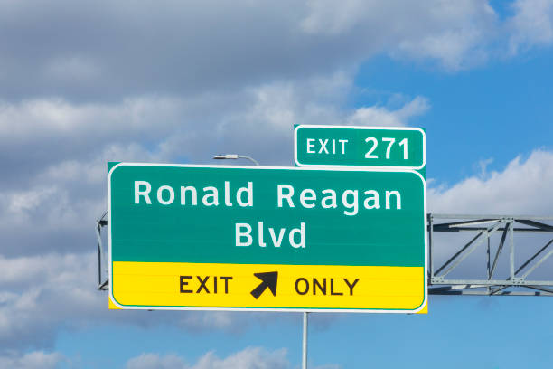 exit ronald reagan boulevard from interstae 35 with traffic in afternoon sun - ronald reagan 뉴스 사진 이미지