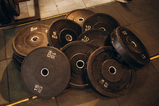 Pancakes of different weights lie in the gym