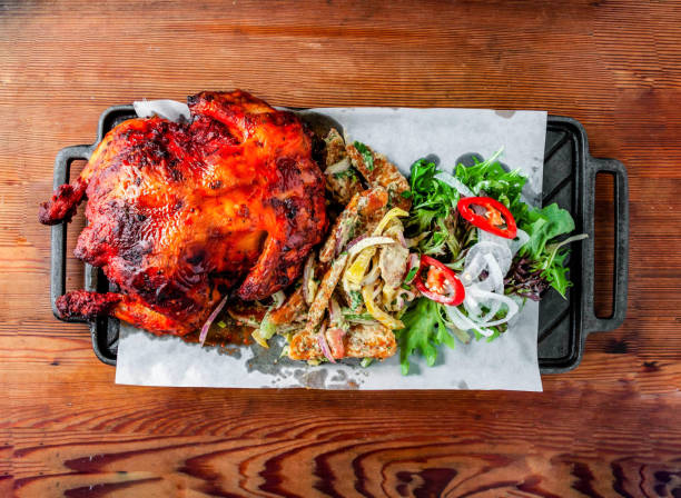 pollo entero a la parrilla con satay, sakura, hierbas italianas, peri peri, tandoori y ensalada servida tabla de madera aislada sobre mesa de madera vista de la comida de hong kong - chicken tandoori fotografías e imágenes de stock