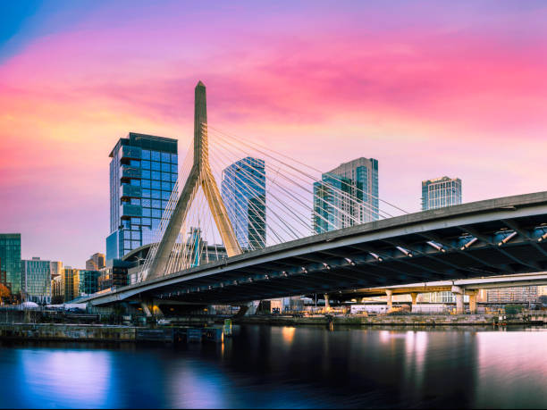 zakim bridge et boston city skyline sur la rivière charles au coucher du soleil à boston, massachusetts, un magnifique paysage urbain moderne et dynamique de la nouvelle-angleterre d’amérique - boston skyline charles river river photos et images de collection