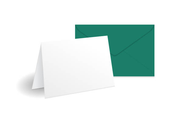 白い水平グリーティングカードと緑の紙封筒のモックアップテンプレート。白い背景に分離。デザインやビジネスにすぐに使用できます。リアルなベクトル図。 - envelope invitation greeting card blank点のイラスト素材／クリップアート素材／マンガ素材／アイコン素材