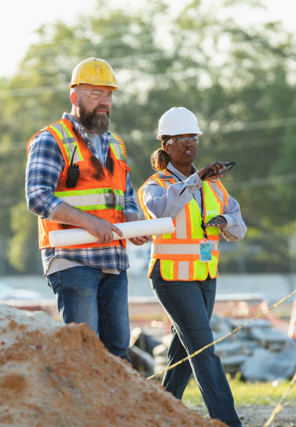 женщина-строитель с коллегой на стройплощадке - foreman road construction manual worker manager стоковые фото и изображения