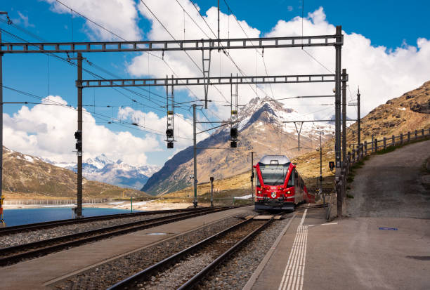 스위스의 빨간 열차가 산 풍경의 역에 도착합니다. - graubunden canton switzerland station mountain 뉴스 사진 이미지