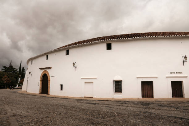 les arènes de la real maestranza dans la ville de ronda - maestranza bullring photos et images de collection