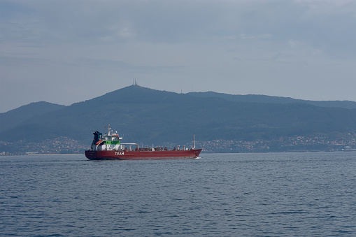 The tanker Toor Pomerol arriving at the port of Vigo helped by the pilot