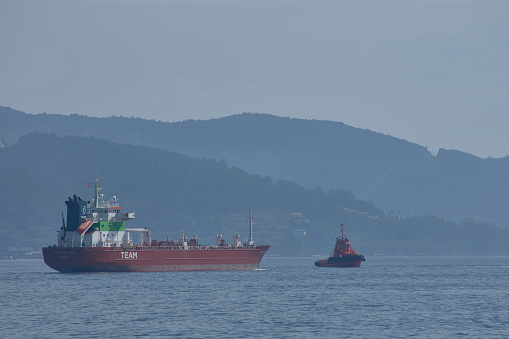 The tanker Toor Pomerol arriving at the port of Vigo helped by the pilot