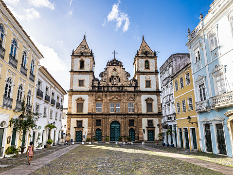 There's a sun halo, or the 22 degree halo, as also known, above the Church of Our Lady of Mercy and Mercy, in Ouro Preto, Minas Gerais,