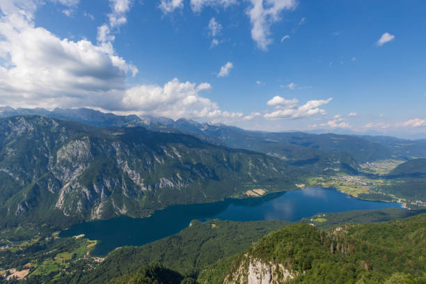 lake bohinj a large lake in slovenia, is located in the bohinj valley of the julian alps, in the northwestern region of upper carniola, part of the triglav national park - julian alps lake bohinj lake bohinj zdjęcia i obrazy z banku zdjęć