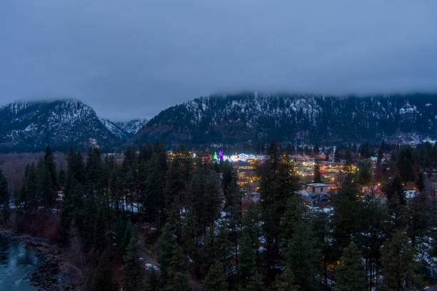 leavenworth, washington sera di dicembre - tree leavenworth snow sky foto e immagini stock