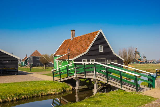 pequena ponte de madeira sobre um canal em zaanse schans - zaanse schans bridge house water - fotografias e filmes do acervo