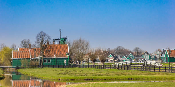 panorama of the green wooden houses of zaanse schans - zaanse schans bridge house water imagens e fotografias de stock