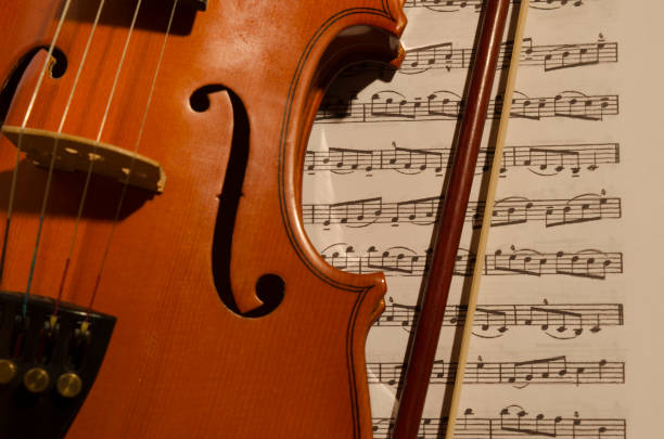 violine auf klassischer partitur - concertmaster stock-fotos und bilder