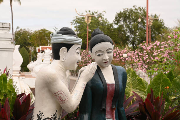 a estátua de um homem sussurrando para amar sua amante 
 em wat phumin, província de nan, tailândia. - phumin - fotografias e filmes do acervo