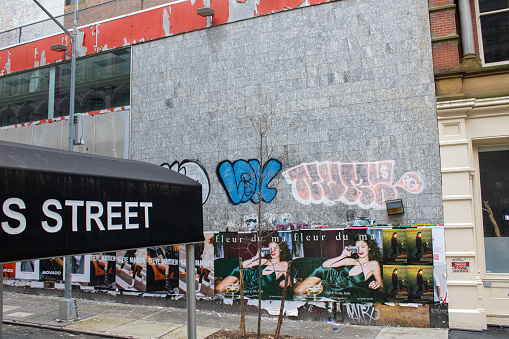 Nyc, United States – December 25, 2023: A street with colorful graffiti art adorning a building in New York, United States
