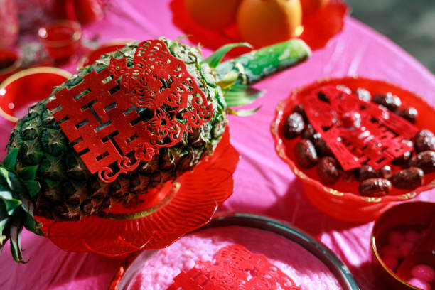 In a traditional Chinese wedding, the table setting for the praying ceremony often includes various symbolic items and offerings. This may include items such as fruits, tea, wine, candles, incense, and other ceremonial objects. The arrangement is typically arranged in a specific order and manner according to cultural customs and beliefs, with careful attention paid to auspicious symbolism and reverence for ancestors and deities.