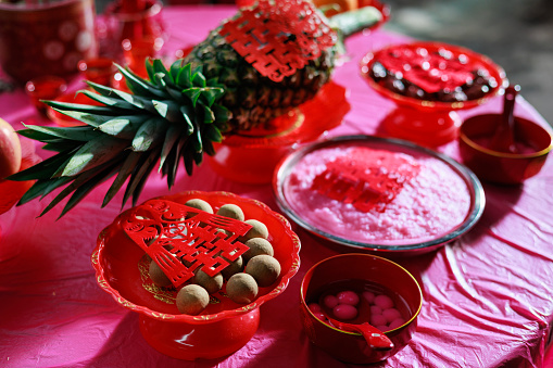 In a traditional Chinese wedding, the table setting for the praying ceremony often includes various symbolic items and offerings. This may include items such as fruits, tea, wine, candles, incense, and other ceremonial objects. The arrangement is typically arranged in a specific order and manner according to cultural customs and beliefs, with careful attention paid to auspicious symbolism and reverence for ancestors and deities.