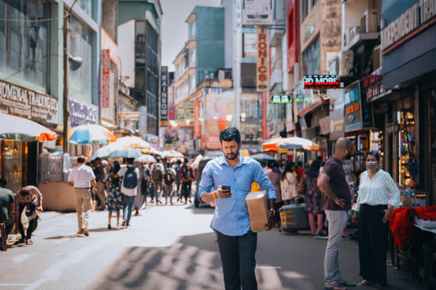 Crowds and businesses on the streets of Colombo, Sri Lanka. Colombo, Sri Lanka -November 20, 2023:
A busy scene with people at 2nd Cross Street in Colombo, Sri Lanka. sri lanka business stock pictures, royalty-free photos & images