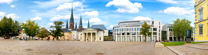 Oldenburg, city centre at Schlossplatz with St. Lambert's Church - Innenstadt am Schlossplatz mit St. Lambertikirche