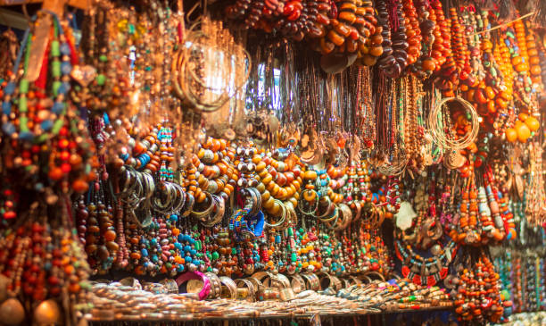 halsketten und armbänder zum verkauf auf den farbenfrohen orientalischen märkten - craft market morocco shoe stock-fotos und bilder
