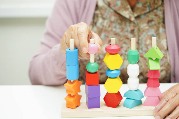 asian elderly woman playing puzzles game for treatment dementia prevention and alzheimer disease. - alzheimers disease brain healthcare and medicine aging process zdjęcia i obrazy z banku zdjęć