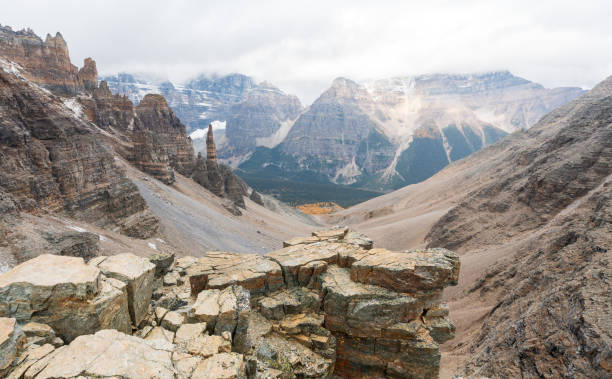 canadian rockies landscape. sentinel pass. banff national park, alberta, canada. - rock pinnacle cliff mountain peak - fotografias e filmes do acervo