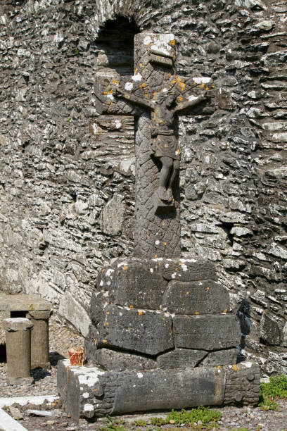 crucifixo nas ruínas da igreja de um assentamento monástico medieval - cemetery celtic cross celtic culture chapel - fotografias e filmes do acervo