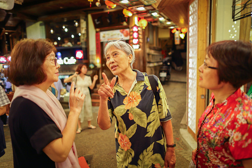 Population aging is a worldwide trend. Modern cities in advanced countries such as Taipei, Taiwan are also facing the problem of extended human lifespans and long life arrangements after retirement. Three mature women have been best friends since childhood. Supporting each other and traveling together are important sharings in life.
The night market is one of Taiwan's traditional cultures. Jiufen is a well-known lively tourist attraction in Taiwan, often attracting a large number of foreign tourists.