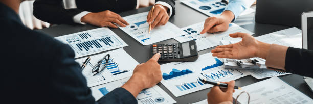 auditor team working in office, analyzing financial data and accounting. insight - 2 3 éves témájú stock jellegű vizuális alkotások, jogdíjmentes fotók és képek
