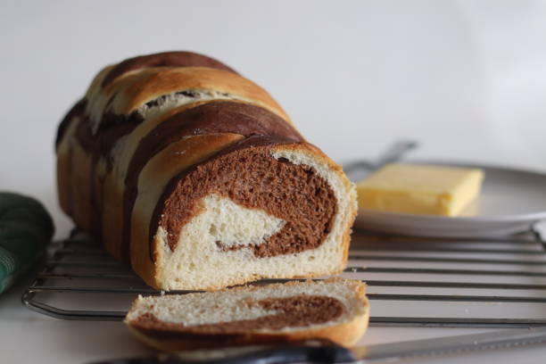 vanilla chocolate swirl bread. it is a delicious, bakery style bread made with dough of vanilla, chocolate and sweet milk - pound cake fruitcake cake loaf of bread fotografías e imágenes de stock