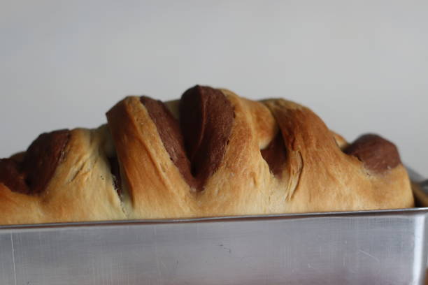 pan de remolino de chocolate y vainilla dentro de un molde de pan sacado del horno - pound cake fruitcake cake loaf of bread fotografías e imágenes de stock