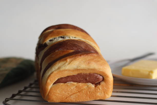 vanilla chocolate swirl bread loaf. it is a delicious, bakery style bread made with a dough of vanilla, chocolate and sweet milk - pound cake fruitcake cake loaf of bread fotografías e imágenes de stock